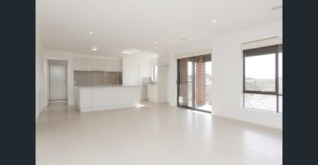 Elegant Family Living with Space, Style & Effortless Comfort - Photo 5