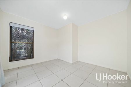 Conveniently Located Villa - Photo 2