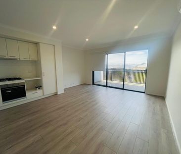 Modern & Stylish Townhouse - Photo 2