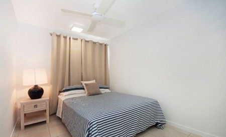 Beachside 2-Bedroom Apartment with Secure Parking, Balcony & Airconditioning - Photo 3