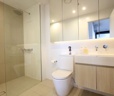 Immaculate 2 Bedroom Overlooking Georges River - Photo 6