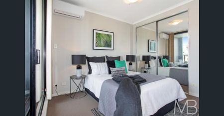 STYLISH BAUHAUS APARTMENT NEAR DARLING HARBOUR & THE CITY - Photo 2