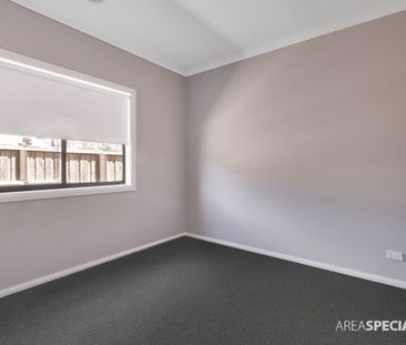 4 Bedroom Family Home within walking distance to School! - Photo 2