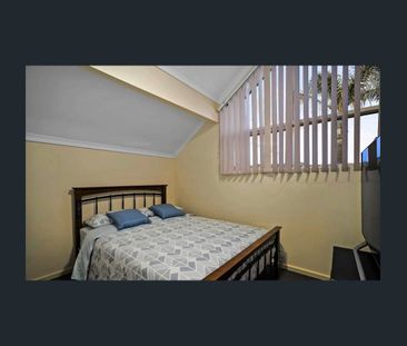 🌟 Executive Marina Living with Unmatched Views - Photo 4