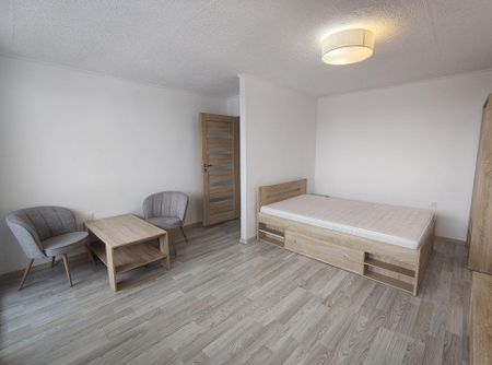 Przestronna kawalerka z dużym balkonem - Zdjęcie 3