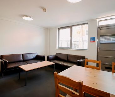 5 bedrooms 2 bathrooms - Photo 3