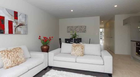 Sunny 3 bedroom townhouse for rent! - Photo 4