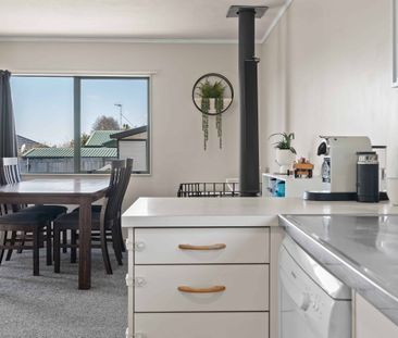 Welcome to this spacious and versatile 4-bedroom rental home. - Photo 2