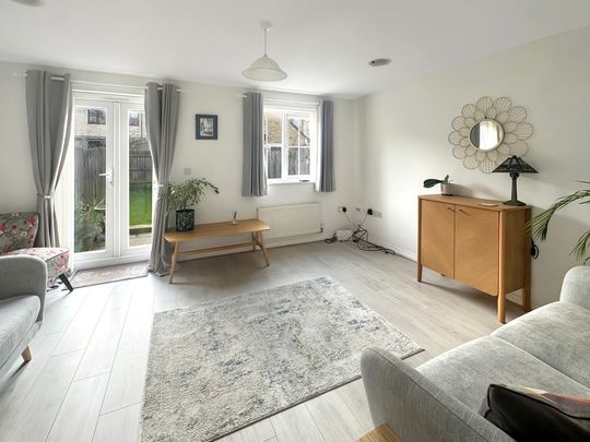 This modern, fully furnished home is in a good condition throughout. The Wellbrook Way area offers a fantastic balance between living close to the city and enjoying the traditional charm and facilities of Girton village. - Photo 1