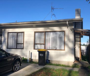 3 Bedroom Flat with Fenced Back Yard - Photo 1