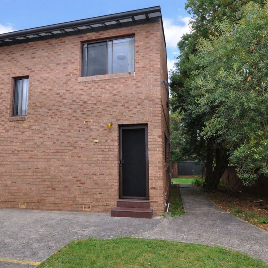 Renovated 2 Bedroom Townhouse!! - Photo 1