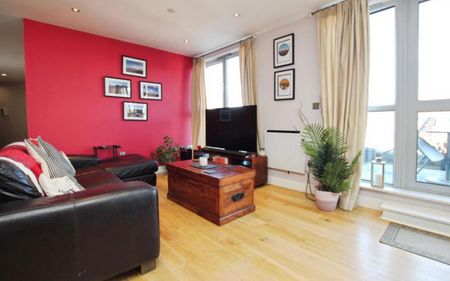 A penthouse apartment with roof terrace, two bathrooms and great living space in the city centre. - Photo 2