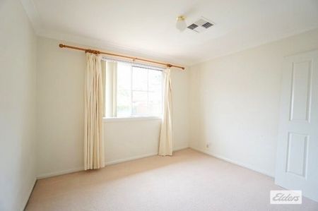 3 bedroom townhouse with lock up garage! - Photo 2