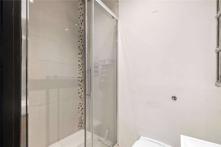 A three double bedroom, three-bathroom lateral second floor flat. - Photo 5