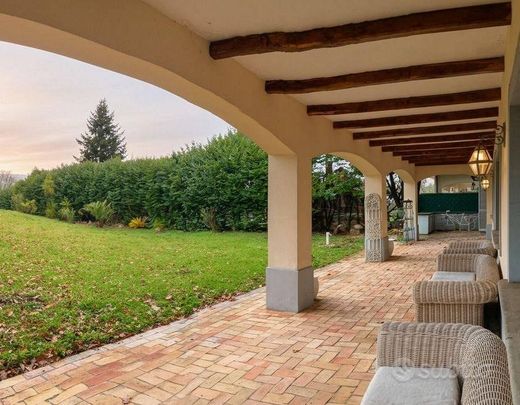 Villa di 380 m² con più di 5 locali a Campagnano d - Photo 1