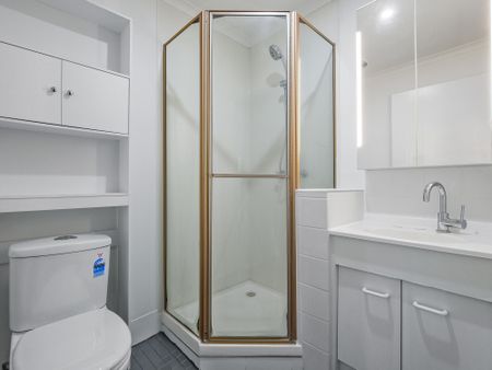 Freshly Painted 2-Bedroom Townhouse with Bonus Attic Storage - Walk to Everything! - Photo 3