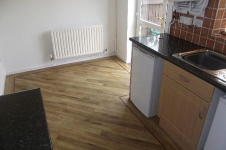 2 bedroom semi-detached house to rent - Photo 2