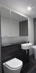 Modern 3-Bed Apartment with Double Parking in the Heart of Mascot - Photo 3