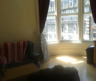Large double bedroom to let - Photo 2
