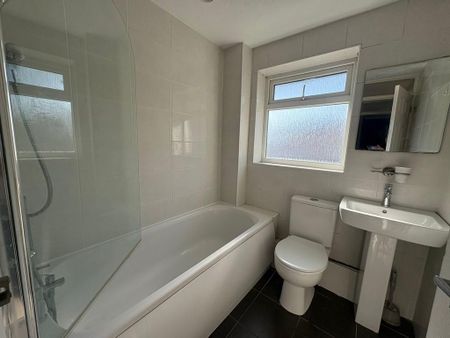 2 bedroom end of terrace house to rent - Photo 3