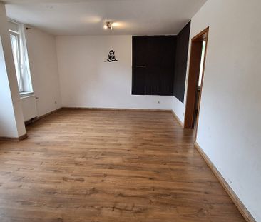 Renoviertes Eckhaus mit 4 SZ, 2 Bäder, Garage und Terrasse. Spacieu... - Photo 1