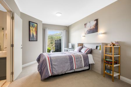 Contemporary Haven with Panoramic Water and City Skyline Views. - Photo 4