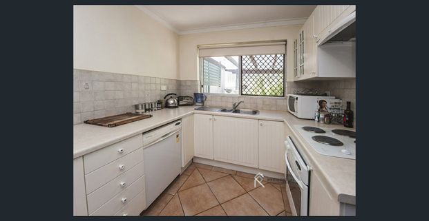 Stylish Villa near Scarborough Beach - Photo 1