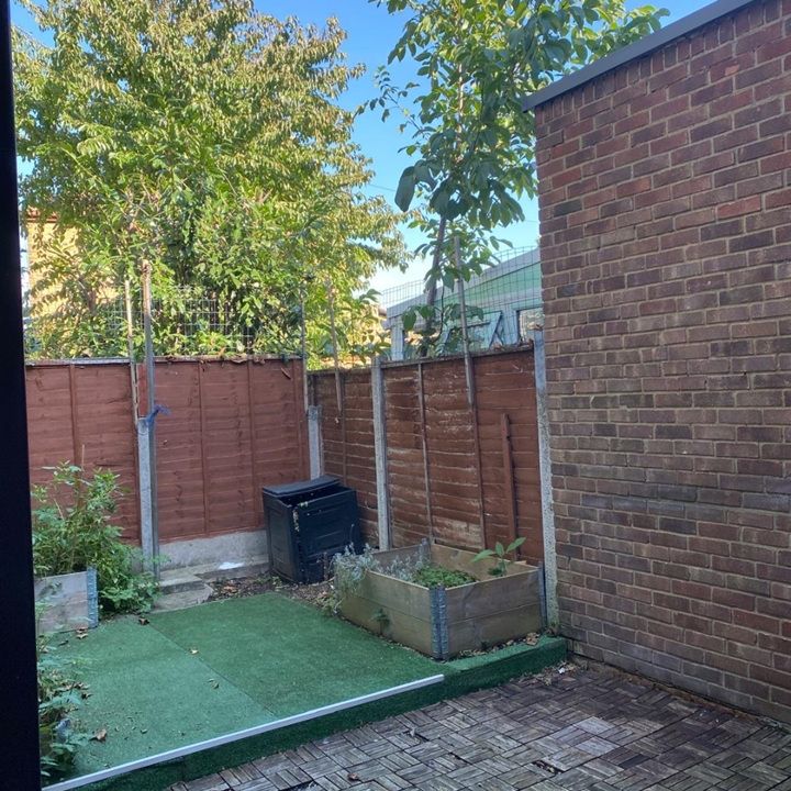 2 Bed Flat, Henniker Gardens, E6 - Photo 1