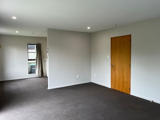 Freshly painted 3-bedroom unit in the heart of Hillmorton! - Photo 1