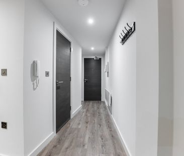 Studio Flat, Low Hill, L6 - Photo 1
