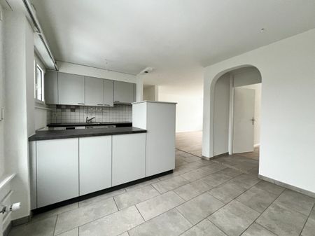 Renovated 5.5-room apartment! - Photo 2