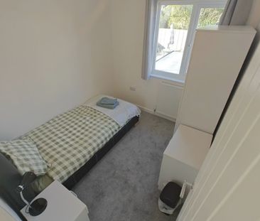 Room in a Shared House, Laburnum Road, SO16 - Photo 2