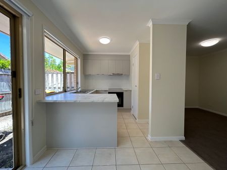 3 Bedroom Townhouse with Fresh Carpet - Photo 2