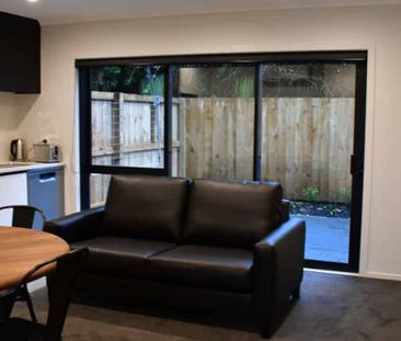 Fully Furnished Studio Living – Walk to the CBD! - Photo 1