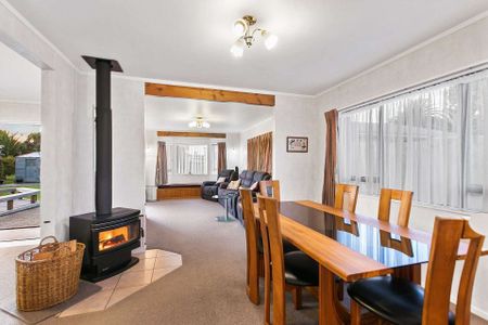 Spacious Family Home with Stunning Views - Photo 3