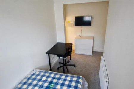 3 bedroom flat to rent - Photo 4