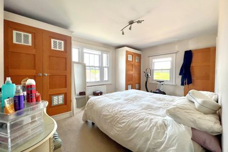 Hatch Close, Addlestone, Surrey, KT15 - Photo 4