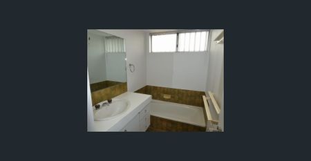 Freshly Updated 3x1 Rear Villa - Convenient Location + Great Outdoor Space - Photo 3