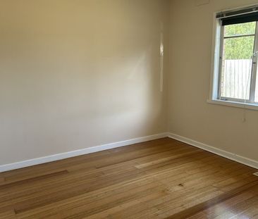 Centrally located family home! - Photo 4