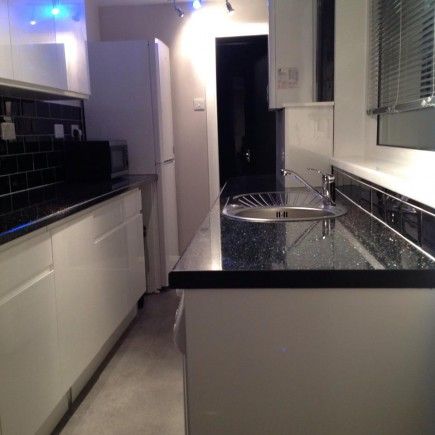 **Fantastic four bed house 1 minute from uni *** - Photo 1