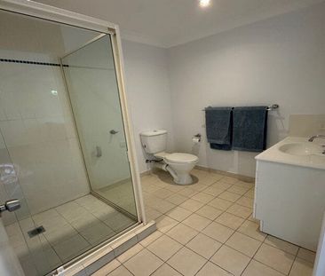 Shared Furnished 2 Bedroom Flat With Balcony – Female Student Only - Photo 5