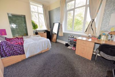 4 bedroom Flat in Wood Lane, Leeds - Photo 2