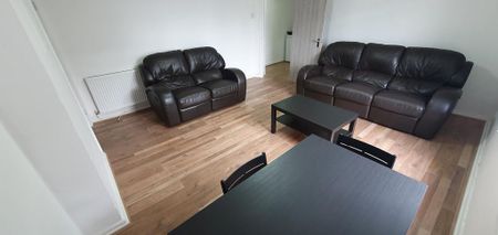 3 bedroom flat to rent - Photo 2