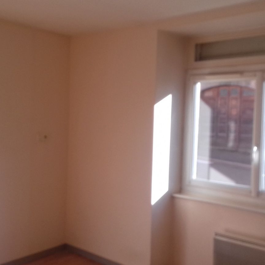 Appartement comprenant une cuisine ouverte sur le séjour. Une grande chambre. - Photo 2