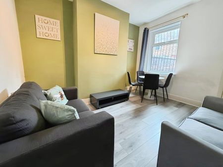 4 bedroom terraced house to rent - Photo 5