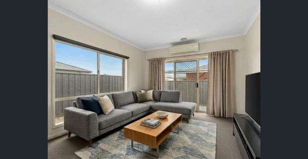 Modern Comfort, Solar & Quick Access to Freeway, Epping Plaza and Northern Hospital - Photo 1
