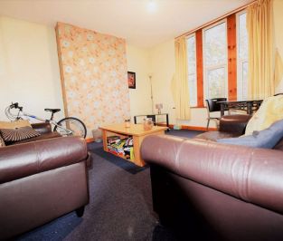 4 bedroom Flat in Flat B, Leeds - Photo 2