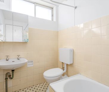 Refreshed 1 bedroom apartment with parking - Photo 6