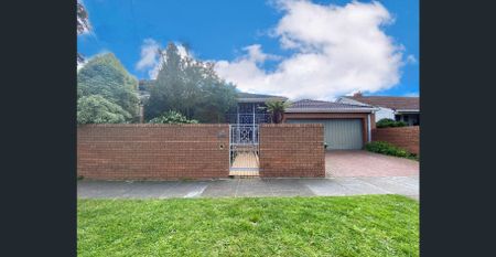 Stylish Family Home in a Prime Caulfield South Location | FLARE REAL ESTATE - Photo 3