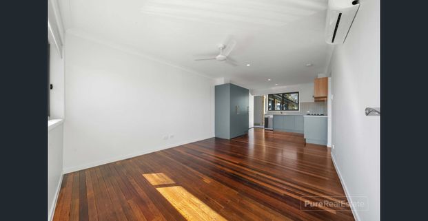Freshly Renovated 2 - Bedroom Unit in a Prime Greenslopes Location - Photo 1